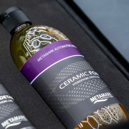 一瓶Metamark陶瓷泡沫，背景为汽车内饰